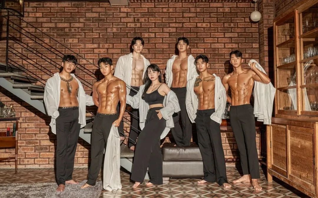 当健美模特站在一起，腹肌突然就不“香”了？