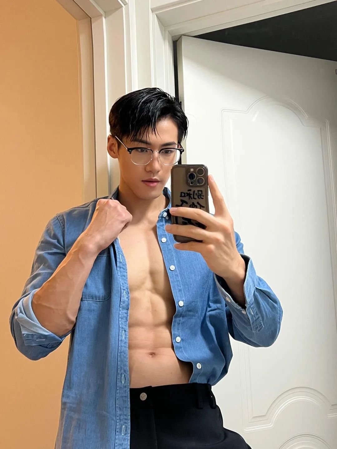 百万粉丝男网红！深夜和 TS 小男娘约会被抓拍…