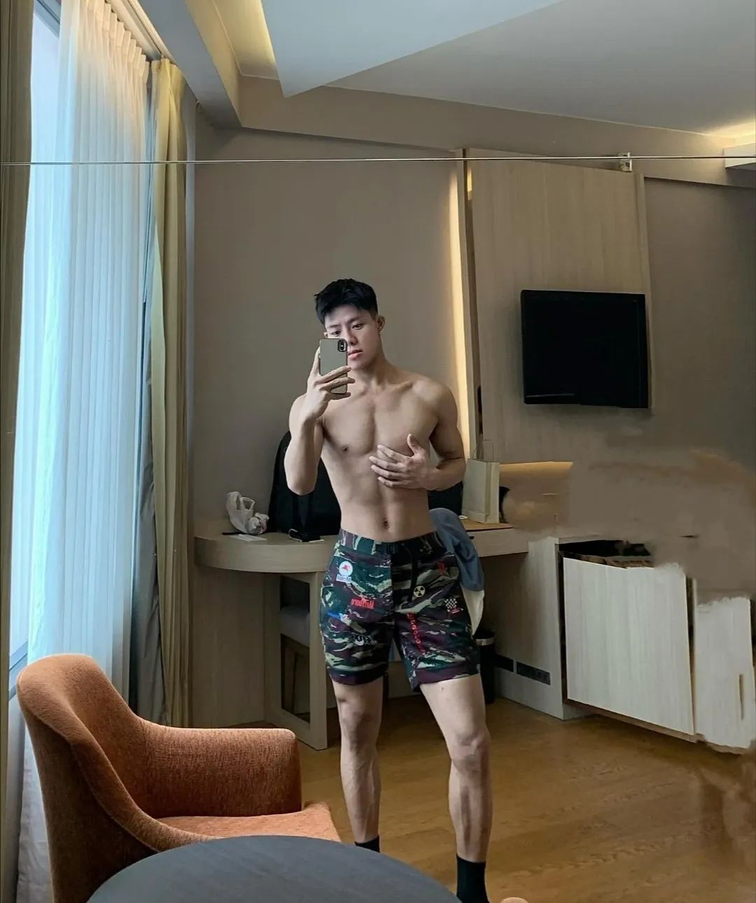 185cm 体育生在酒店自拍，完美尺度！