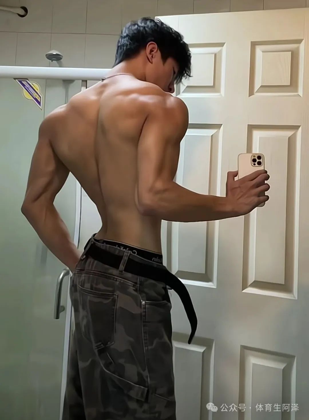 宽肩窄腰大长腿，体育生这背不拔罐可惜了，腰线太迷人.....