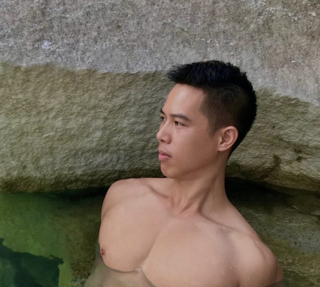 会所男技师身材太棒了，男人味十足！