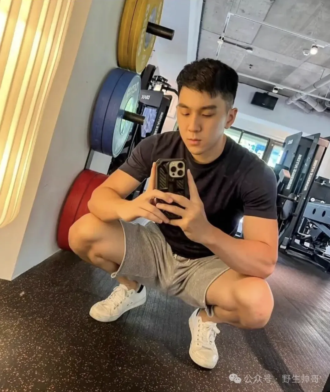又一枚运动男自拍私照流出，长腿翘臀当爸爸太顶啦！
