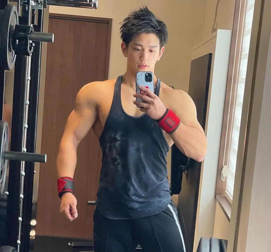 推特网红肌肉爸爸私教课卖五百约的都是男顾客，值吗？