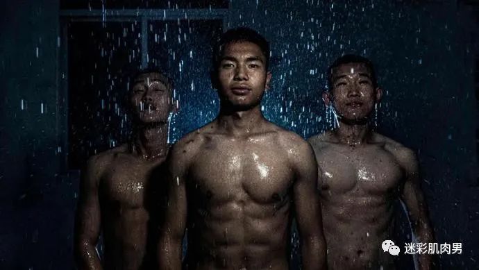 满屏的迷彩兵哥腹肌太棒啦！流口水了