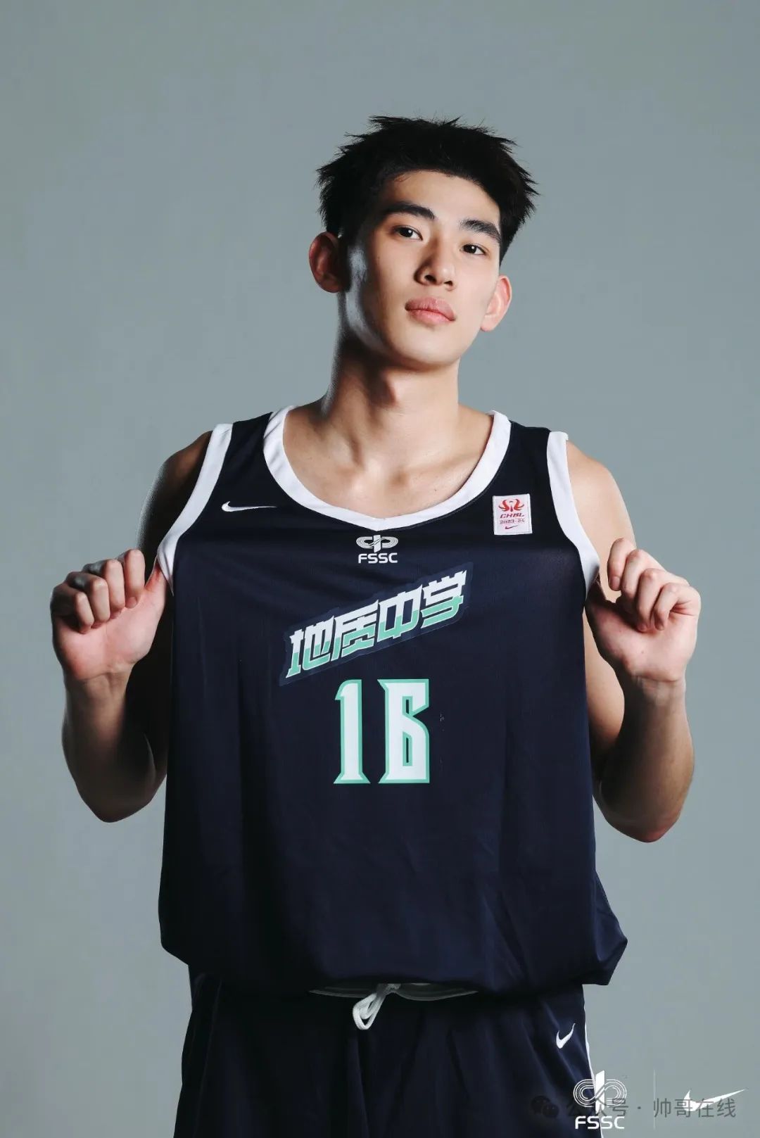 05 年 199CM 男大篮球体育生，运动员的颜值真不是吹的！
