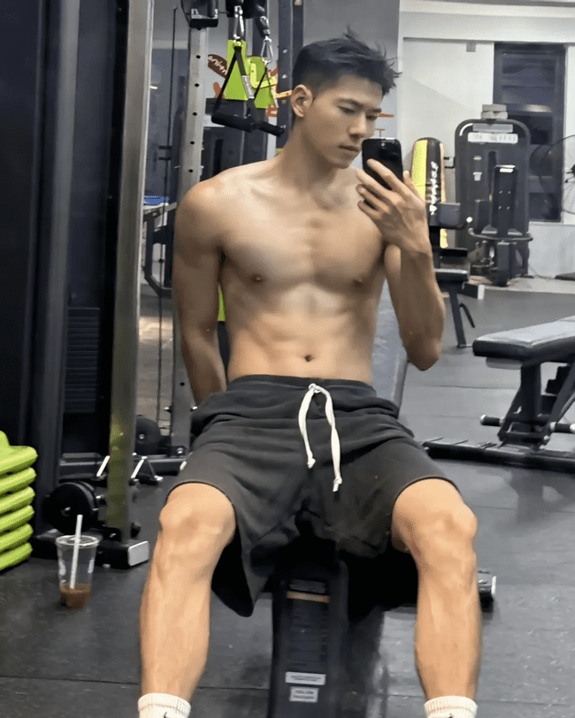 体育老师穿泳裤冲浪，少年感又欲又帅！