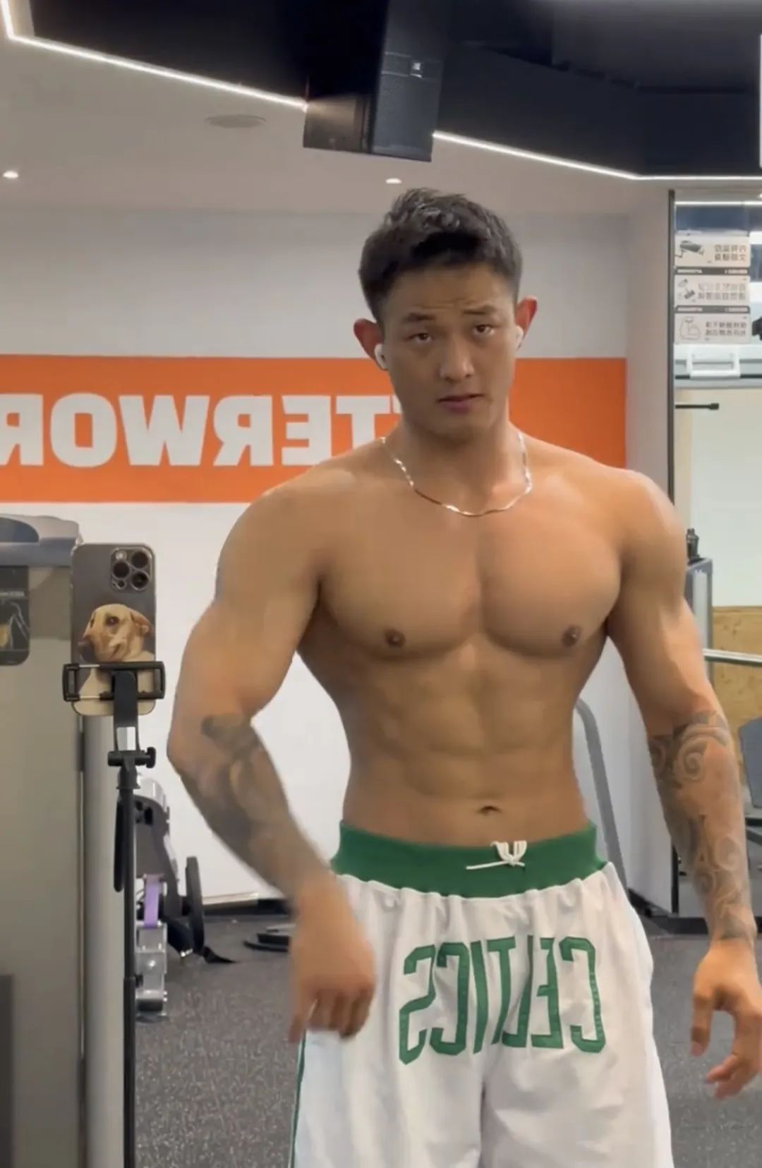黑皮钢铁直男健身教练，夜访女记者，大花臂爱了…