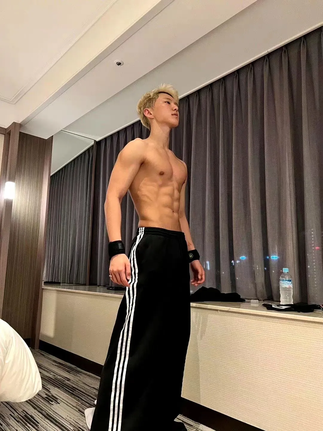 长相与身材不符的韩国男爱豆，身高不够颜值来凑？