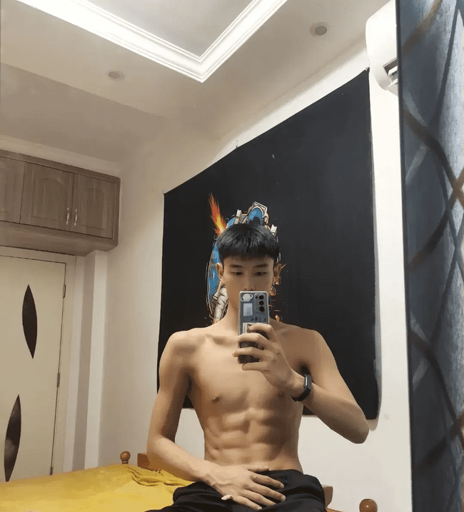 男大体育生黑皮肌肉帅哥独自在酒店！