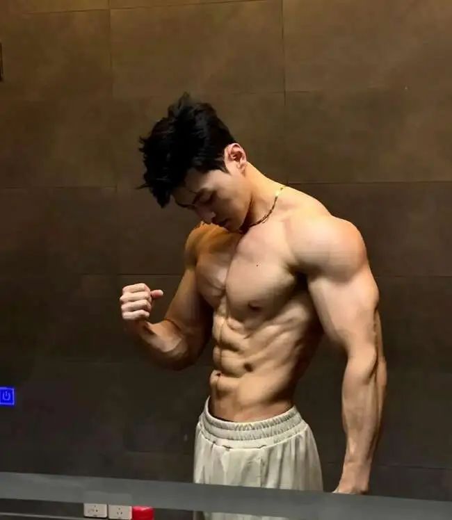 威武雄壮肌肉男，腹肌刚毅完美男人！