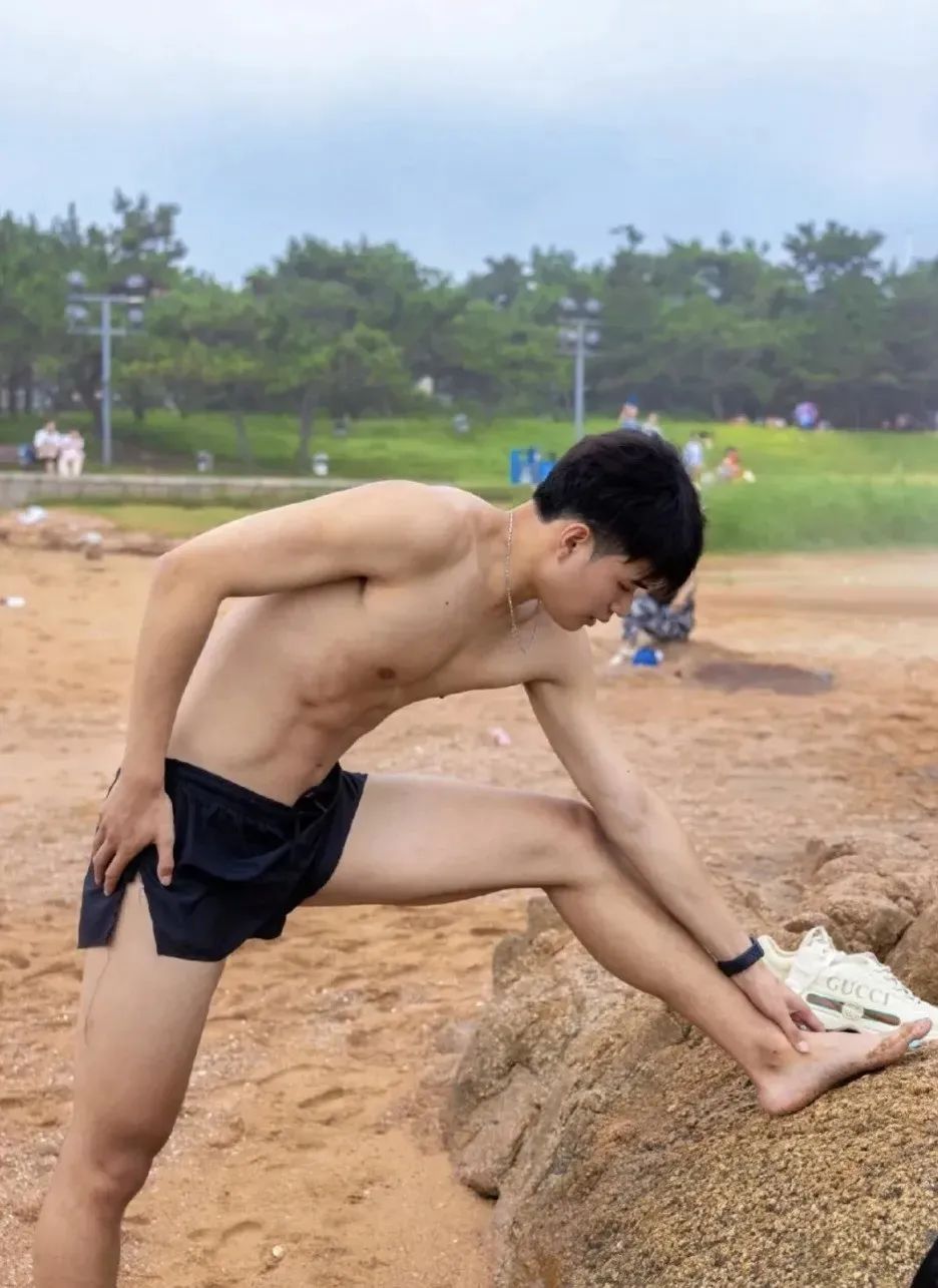 193CM 黑皮田径体育生，19 岁山东男大的迷人魅力！