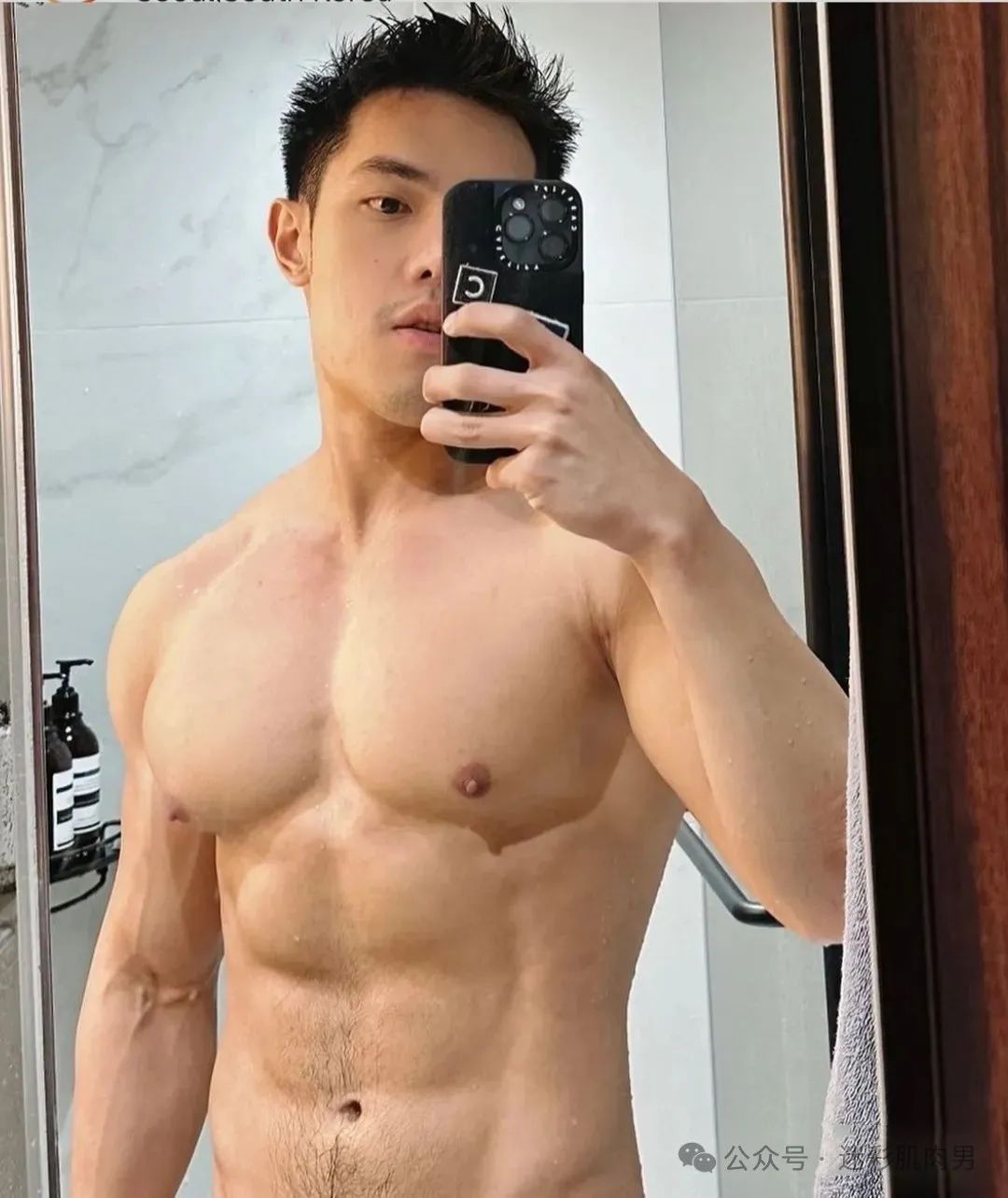 穿超短裤太垒运动男大实力藏不住啦，ig 上找金主！！