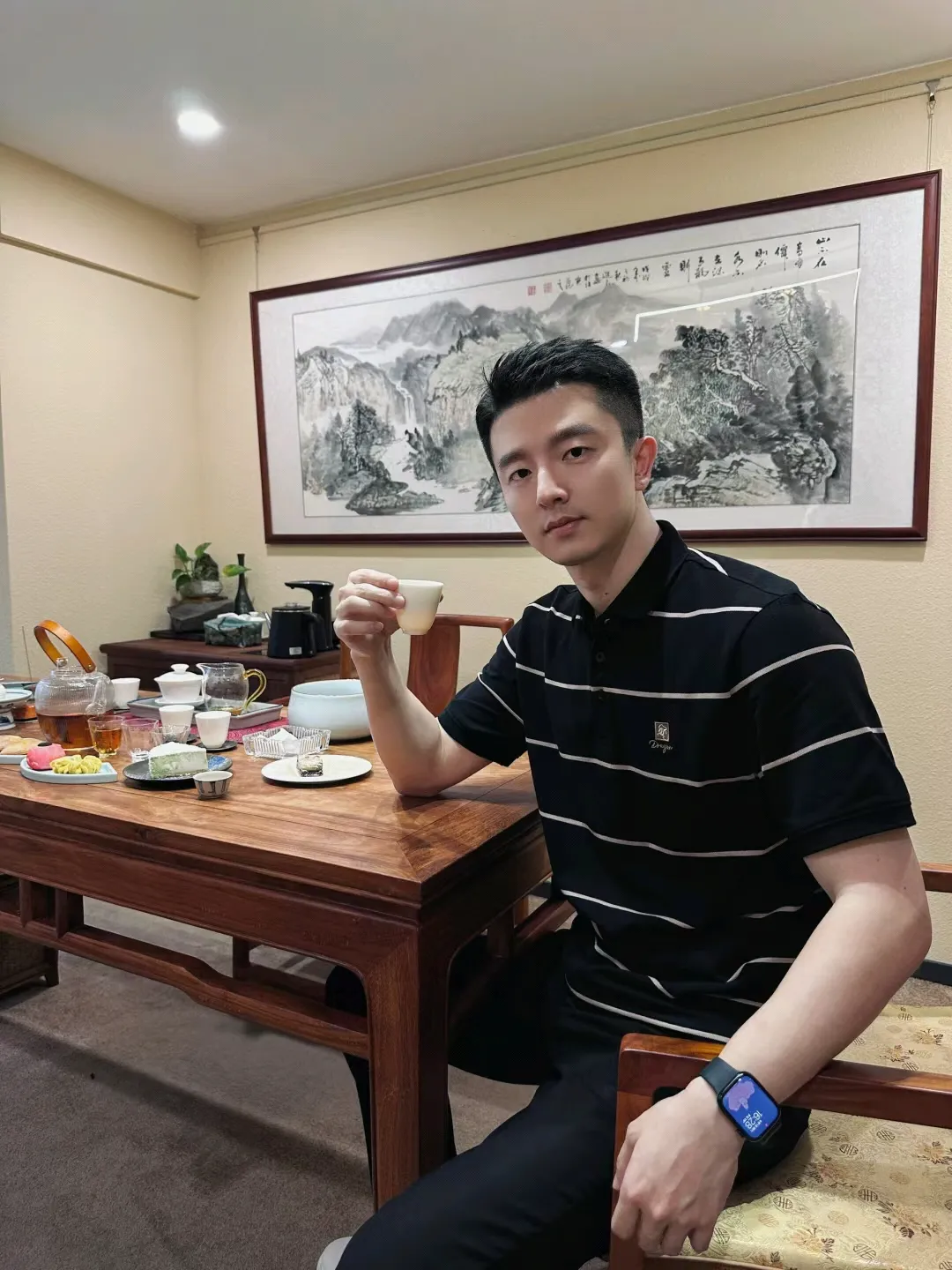 爱穿正装的小哥哥脱啦，自带一种人夫感！