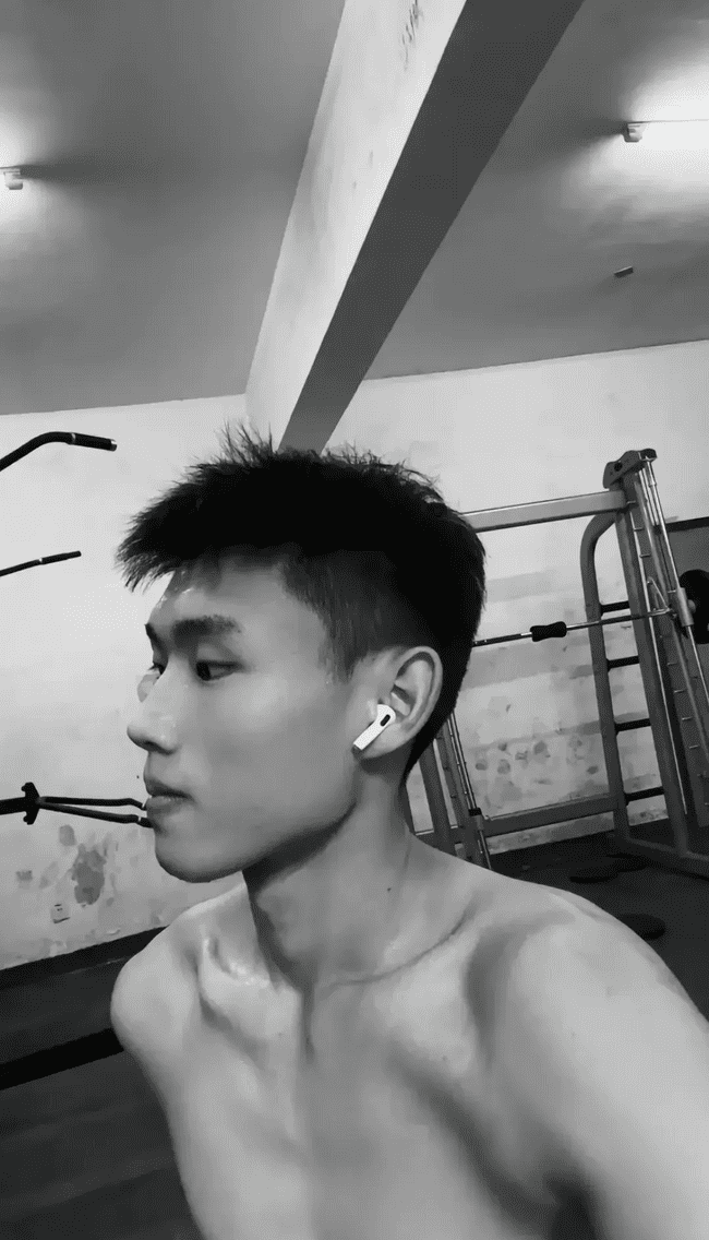 男大体育生黑皮肌肉帅哥独自在酒店！