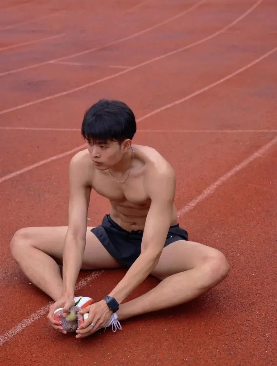193CM 黑皮田径体育生，19 岁山东男大的迷人魅力！