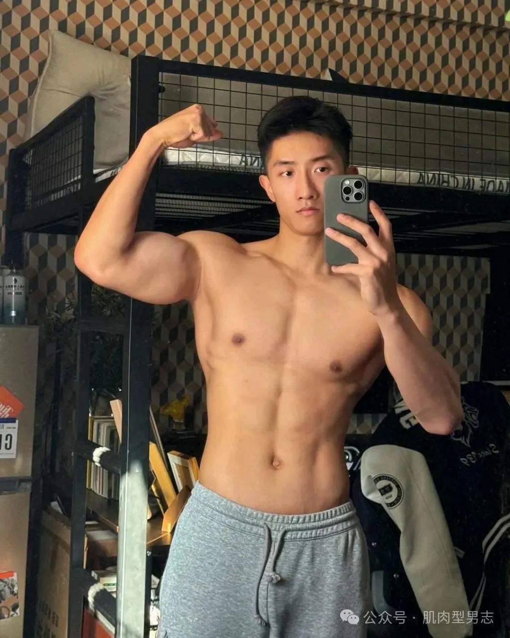 灰裤子彝族小哥超可以！穿上泳裤这谁顶