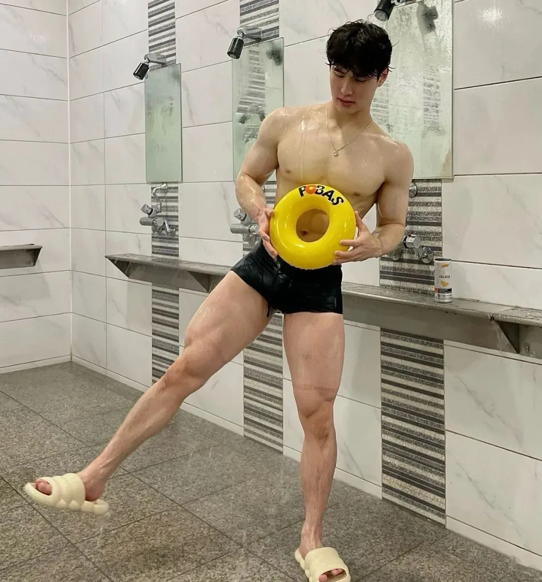 游泳体育生接金主爸爸广告，直接公共浴室拍起来了！