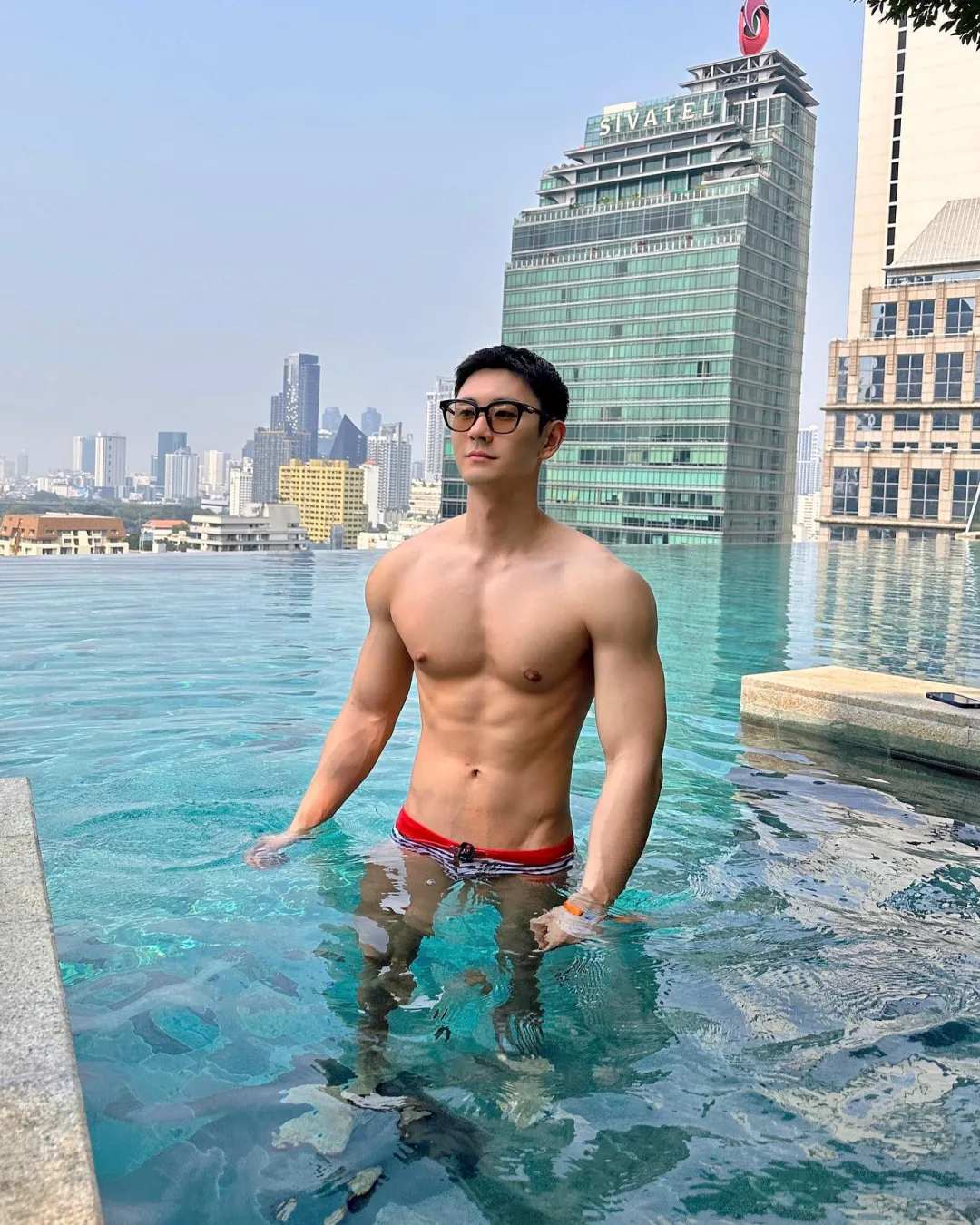 穿黑内裤自拍的野生男私照扒到啦，大实力遮不住呀！