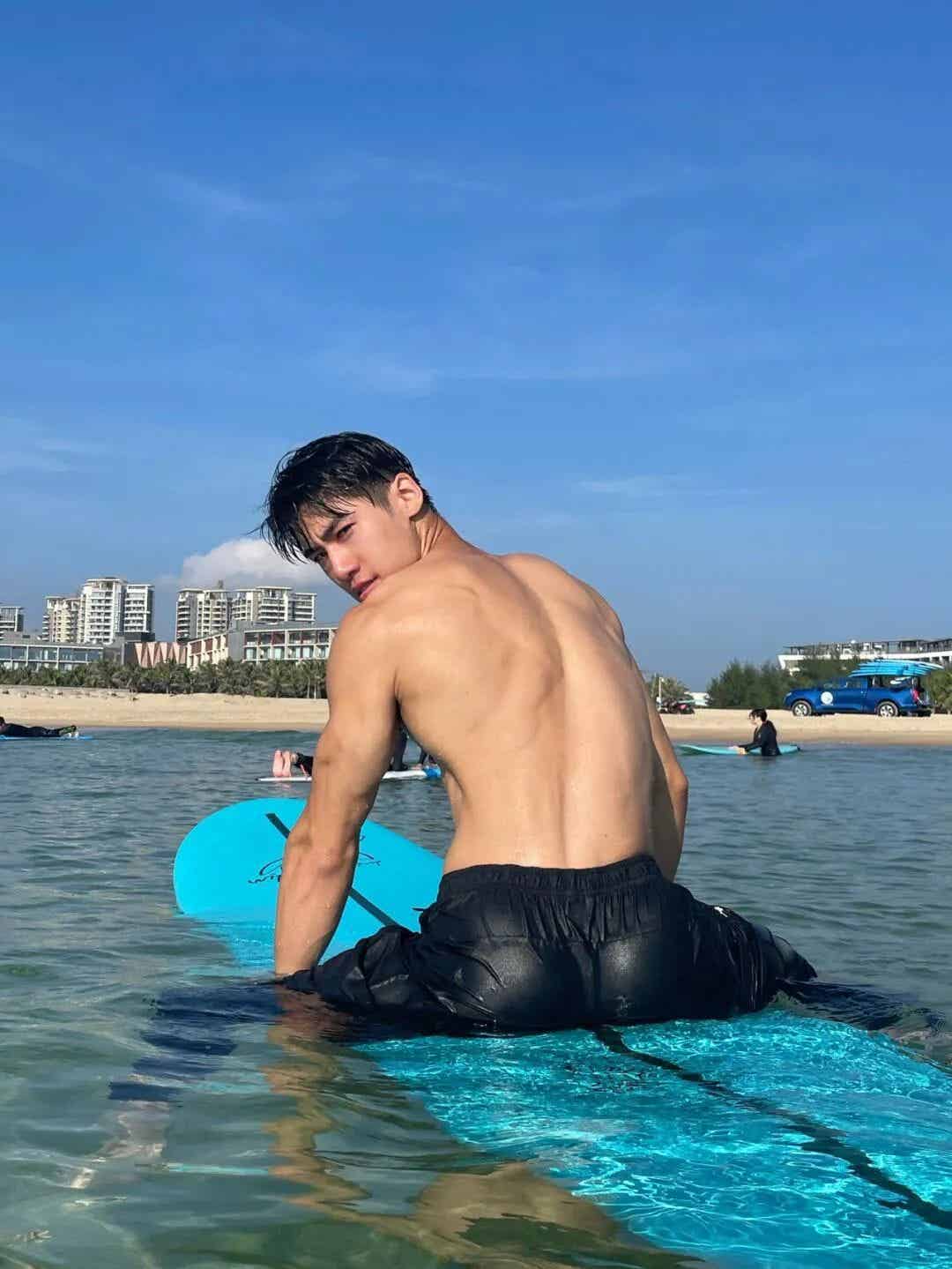 百万粉丝男网红！深夜和 TS 小男娘约会被抓拍…