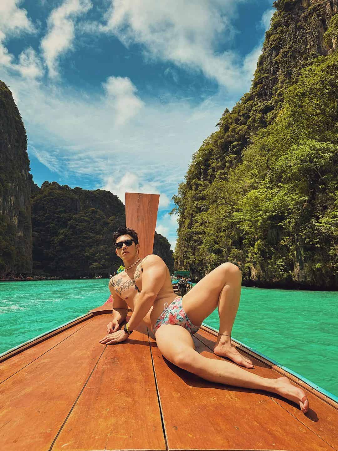 黑皮男脱运动裤穿超短泳裤，大长腿垒的太紧太有型啦！