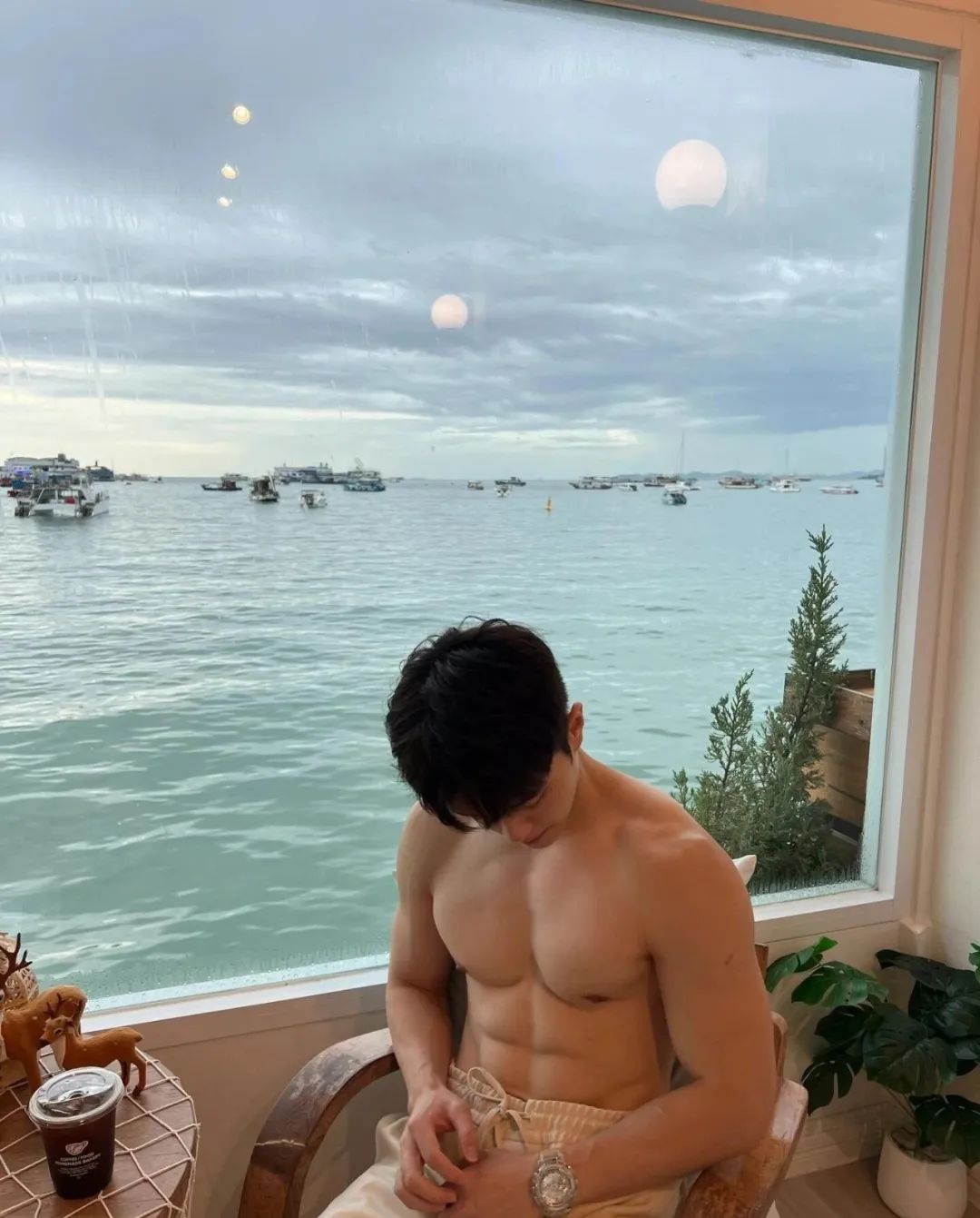 重庆帅奶狗，冷白皮细腻光滑能掐出水！