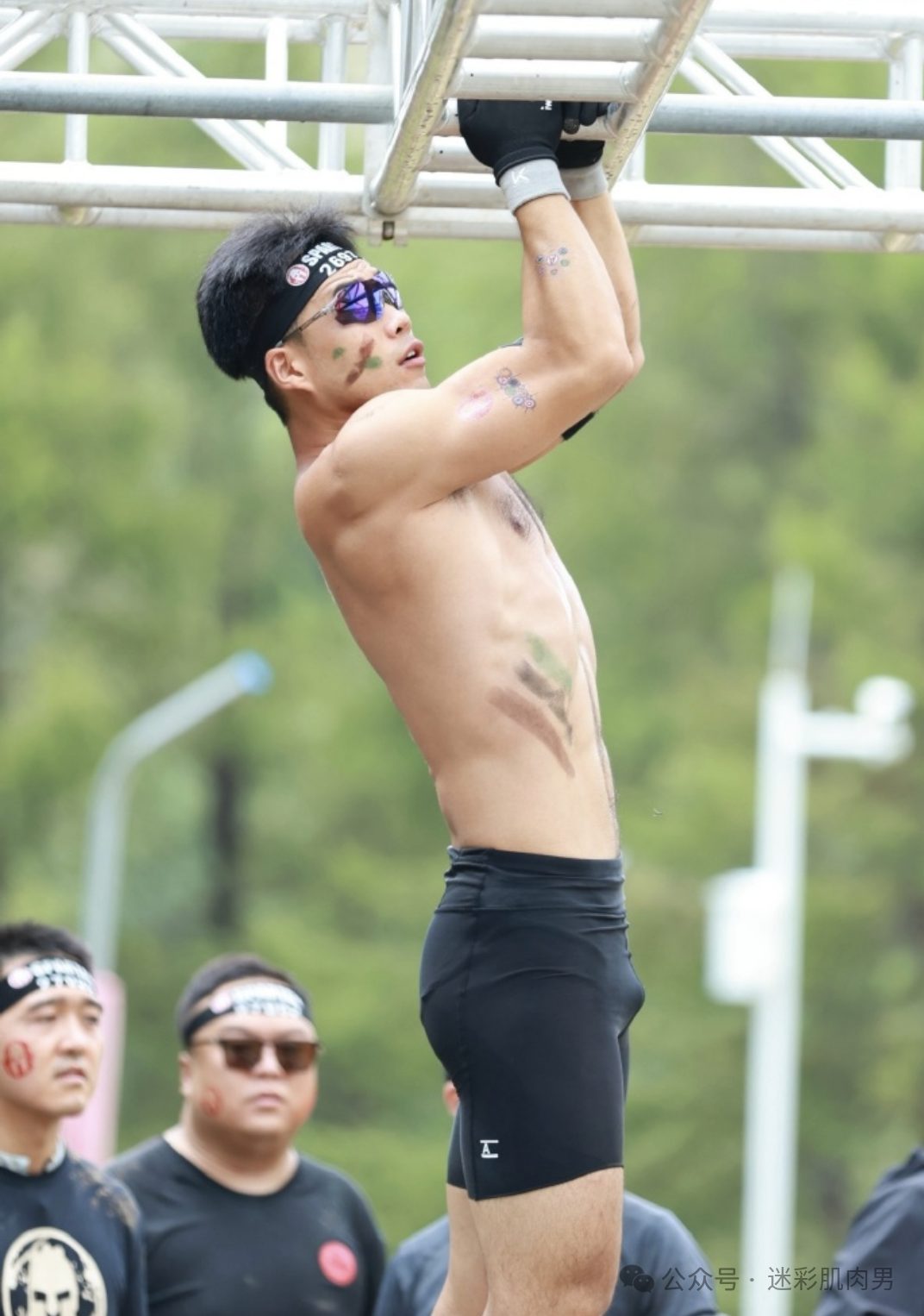 参加斯巴达的运动男湿湿透，我天这大腿能帮他洗吗？