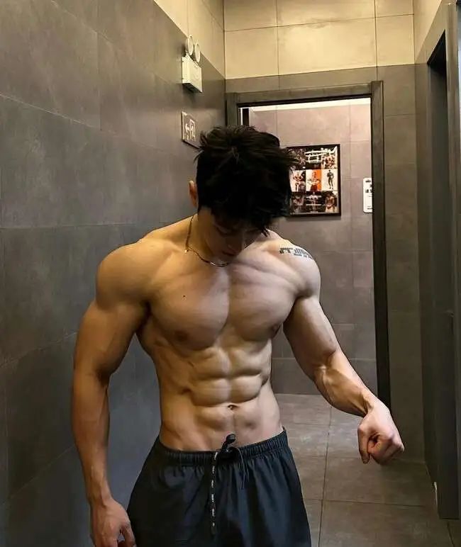 威武雄壮肌肉男，腹肌刚毅完美男人！