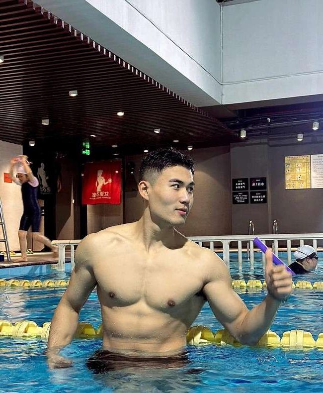 壮硕的黑皮运动男，令人窒息的爆棚荷尔蒙气息！