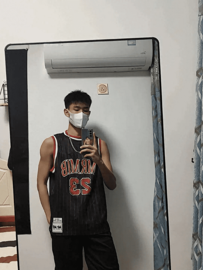 男大体育生黑皮肌肉帅哥独自在酒店！