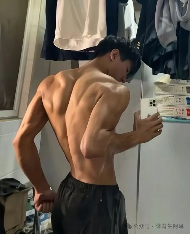 宽肩窄腰大长腿，体育生这背不拔罐可惜了，腰线太迷人.....