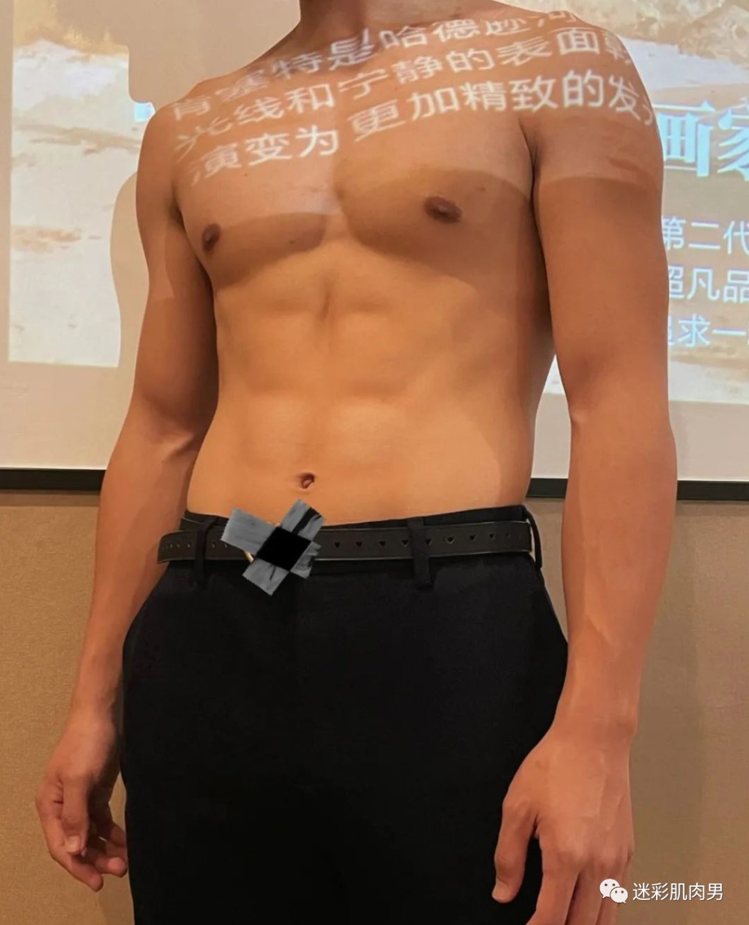 体育生上课展示自己腹肌满满荷尔蒙惹人爱