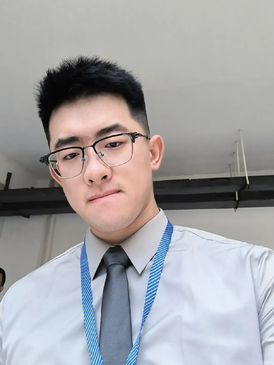 医学生大弟弟穿正装帅炸！