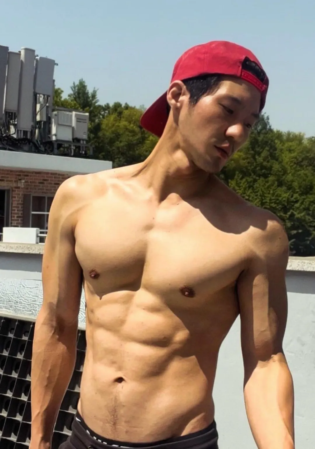 人夫感十足的肌肉型男为了生活脱了下海，有市场吗？