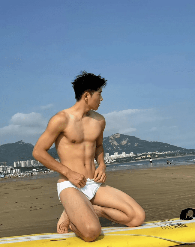 体育老师穿泳裤冲浪，少年感又欲又帅！