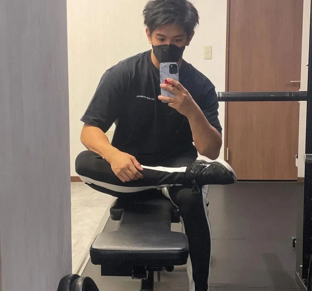 推特网红肌肉爸爸私教课卖五百约的都是男顾客，值吗？