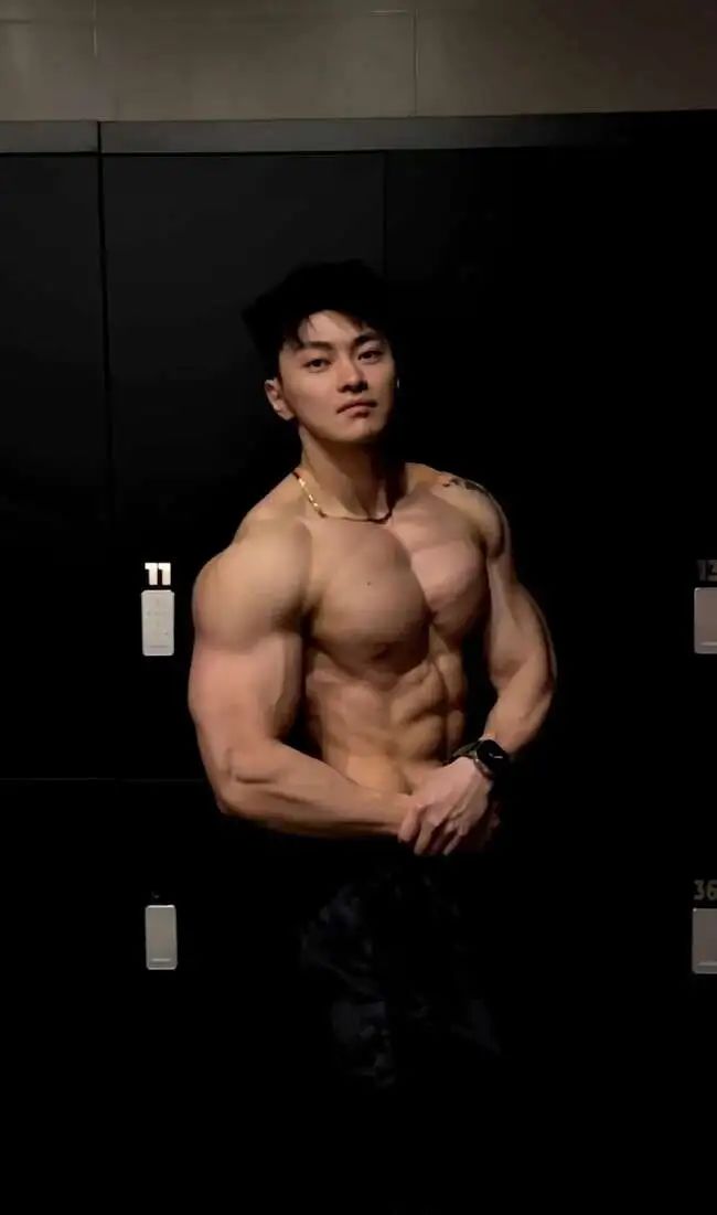 威武雄壮肌肉男，腹肌刚毅完美男人！