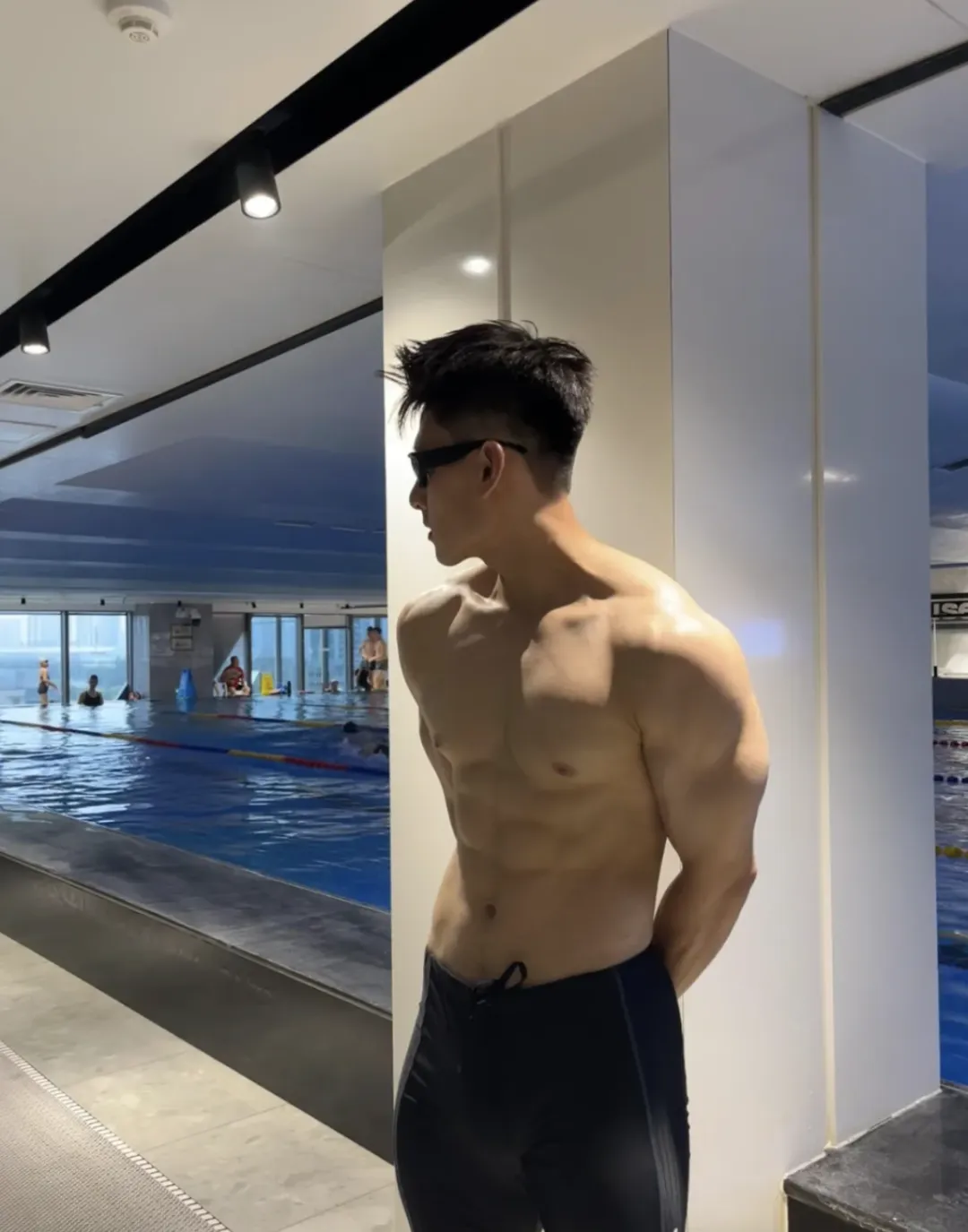 泳池湿透的长腿运动男，东北男人就是强大呀！！