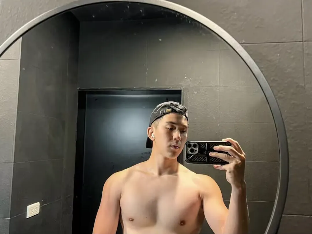 又一枚运动男自拍私照流出，长腿翘臀当爸爸太顶啦！