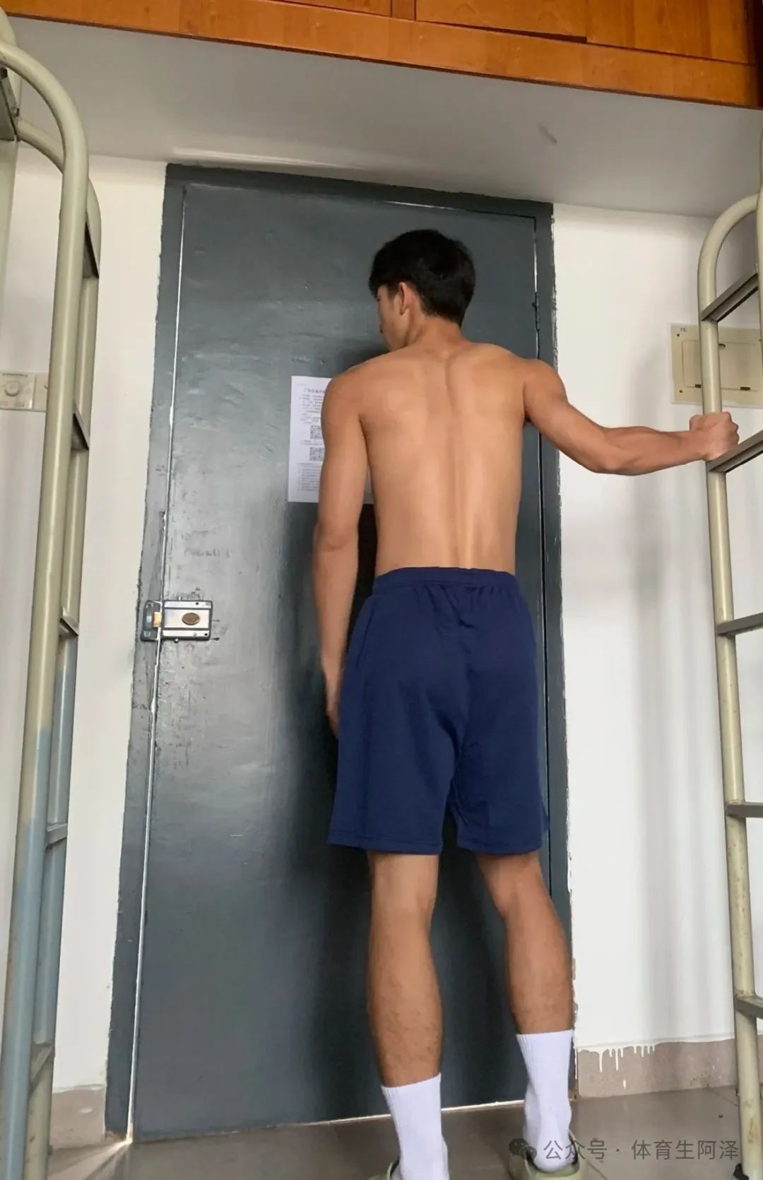 185 大一体育生，宿舍白袜自拍好诱惑......