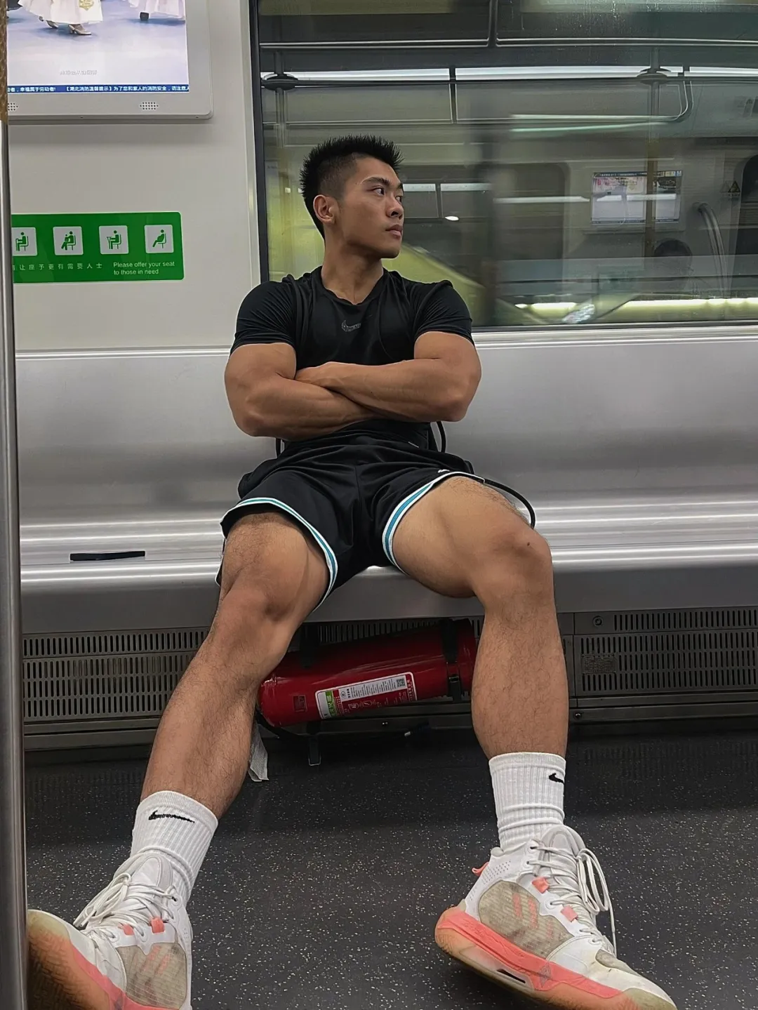 武汉地铁上的黑皮肌肉男找到了，大腿太粗壮太顶啦！