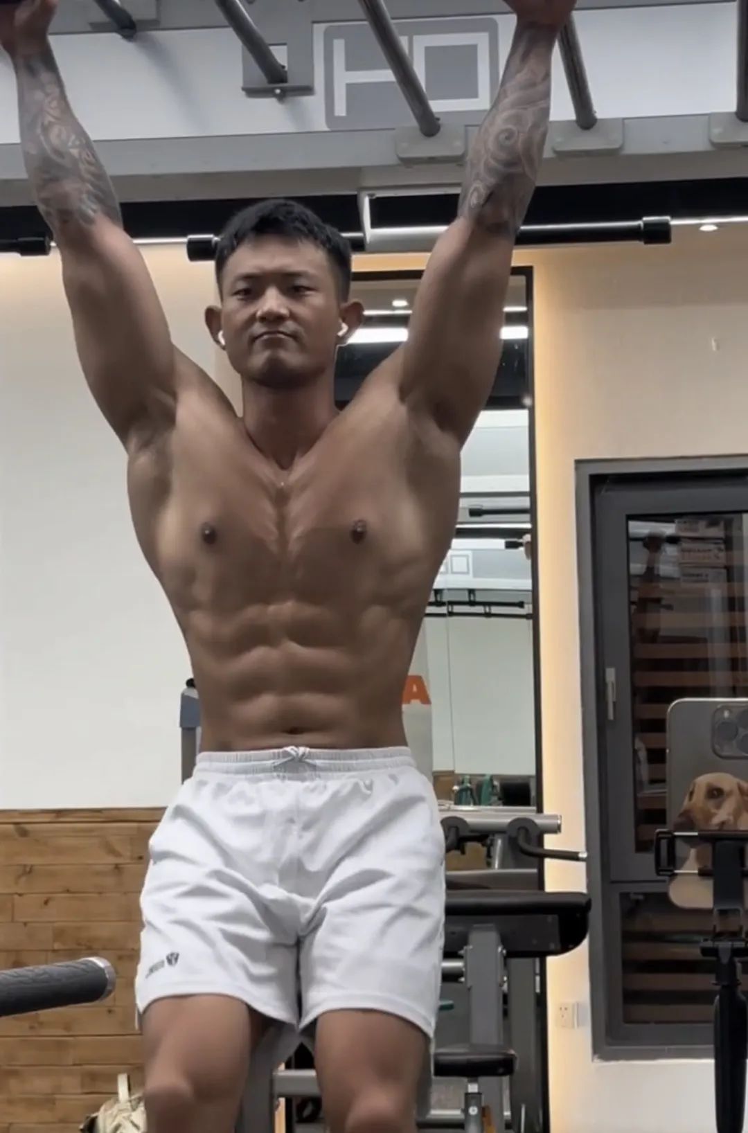黑皮钢铁直男健身教练，夜访女记者，大花臂爱了…