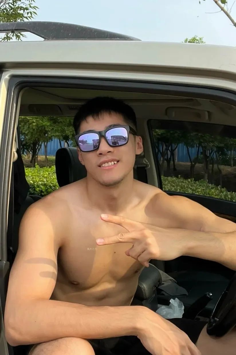 【直男日记】185CM 的足球湿身照，是你新老公吗？