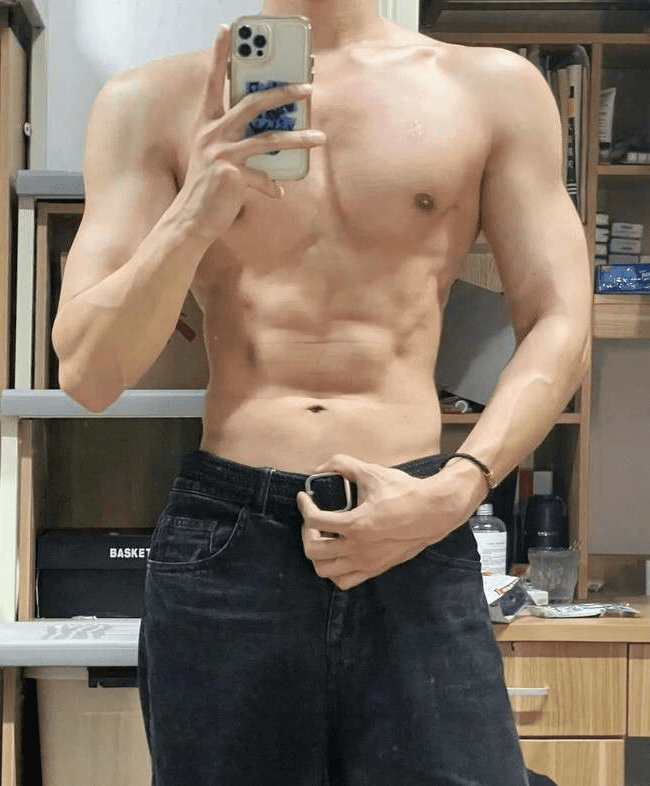 露出上身湿透了硬邦邦腹肌,连毛孔都性感! 露出上身湿透了硬邦邦腹肌,连毛孔都性感!