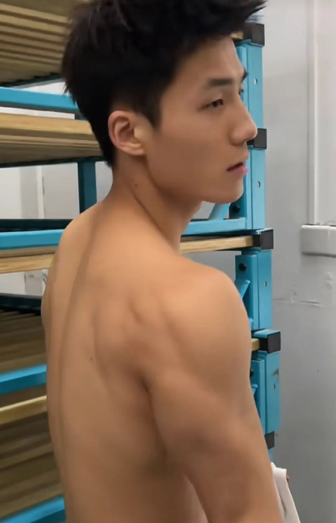 操场遇见的运动小哥脱啦,胸肌惹人爱! 操场遇见的运动小哥脱啦,胸肌惹人爱!