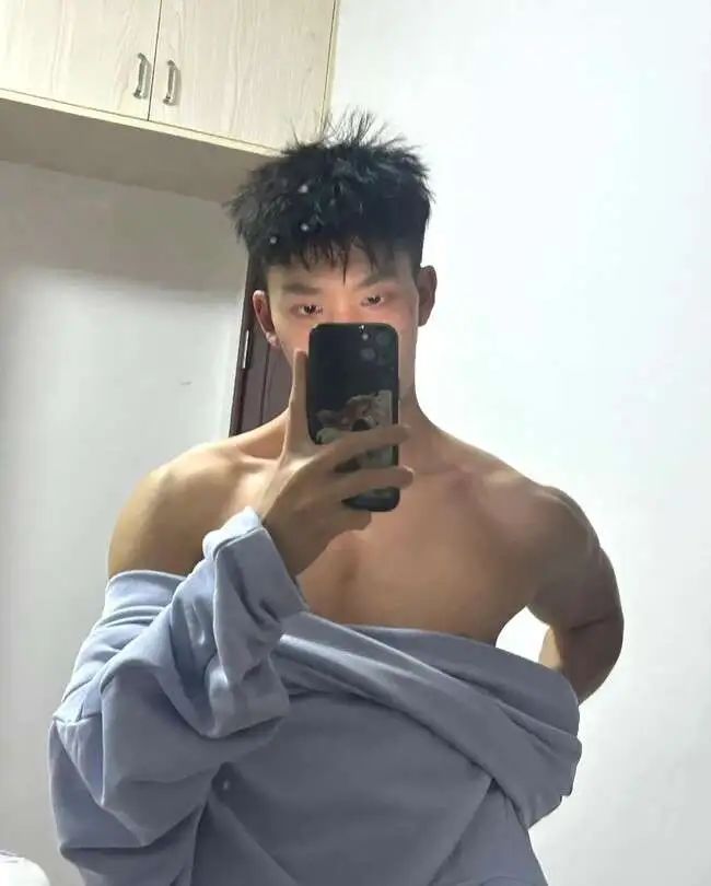 广州网红体育生博主，X 张力拉满了！