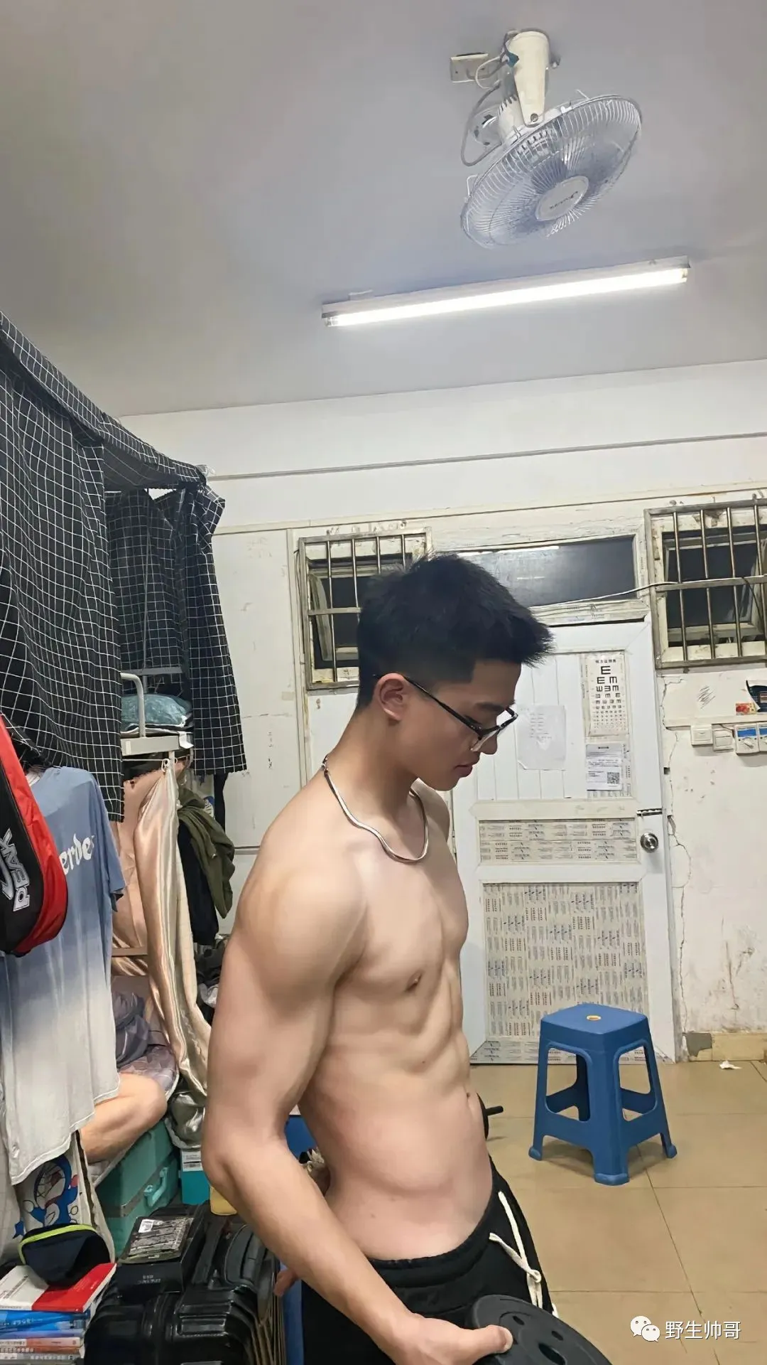 南宁覃森平替 20 体育生穿内裤自拍,拉低裤子秀腹肌大实力! 南宁覃森平替 20 体育生穿内裤自拍,拉低裤子秀腹肌大实力!