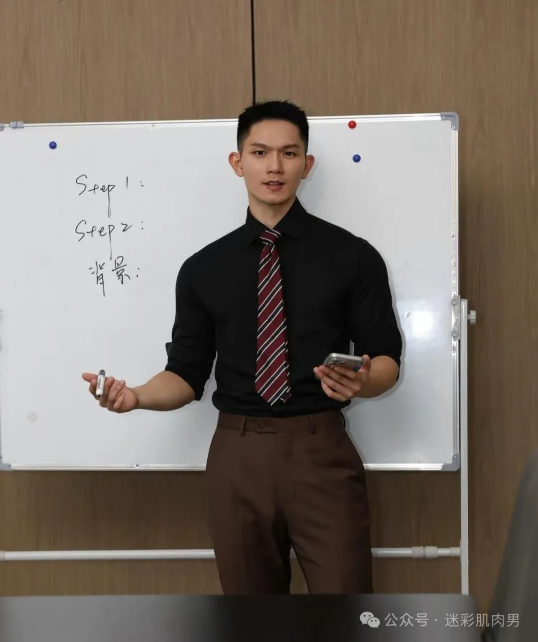 马老师硬控翘臀长腿穿白内裤太凸显了，挡不住啦！！