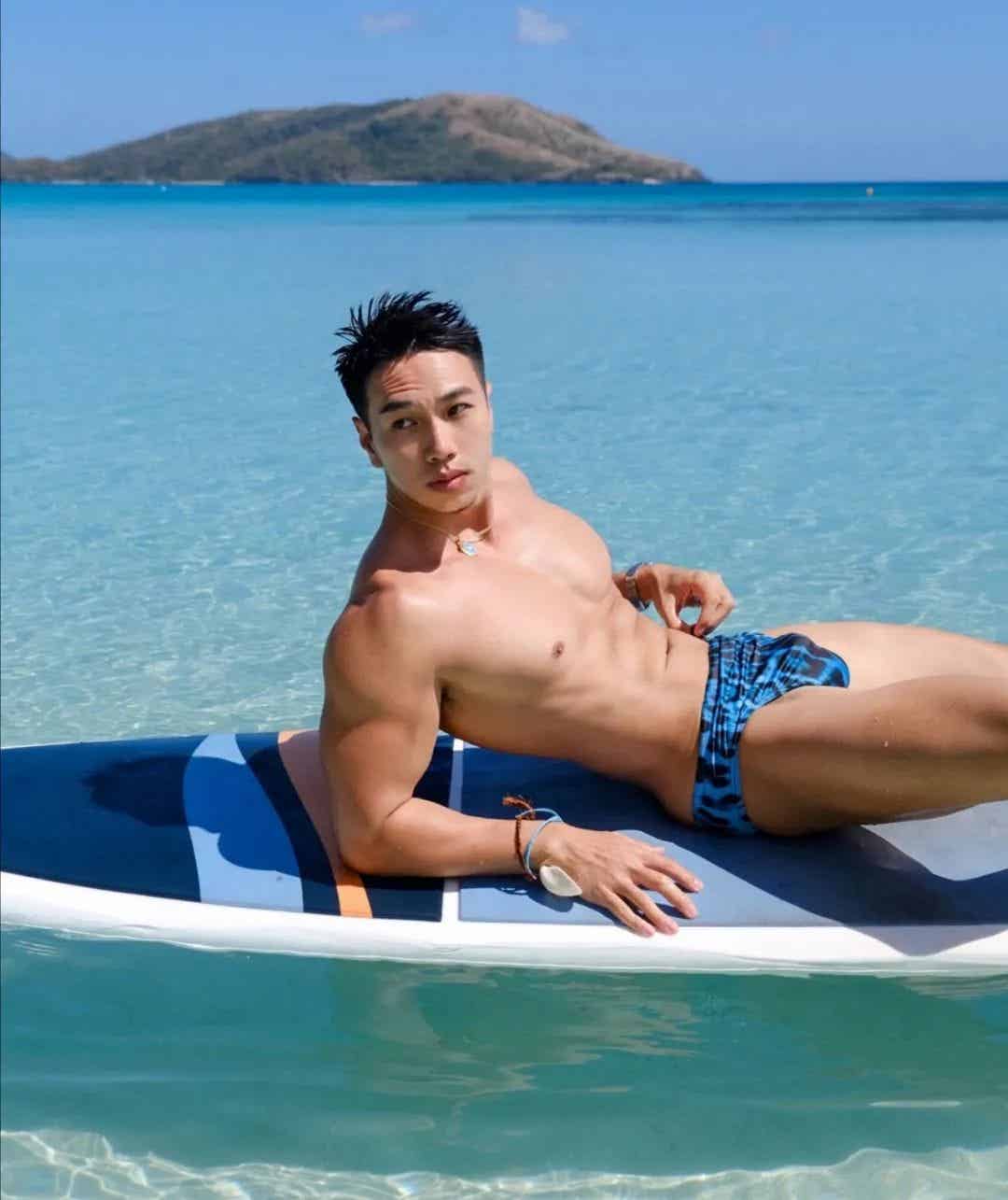 海滩肌肉男荷尔蒙爆棚！我可以！