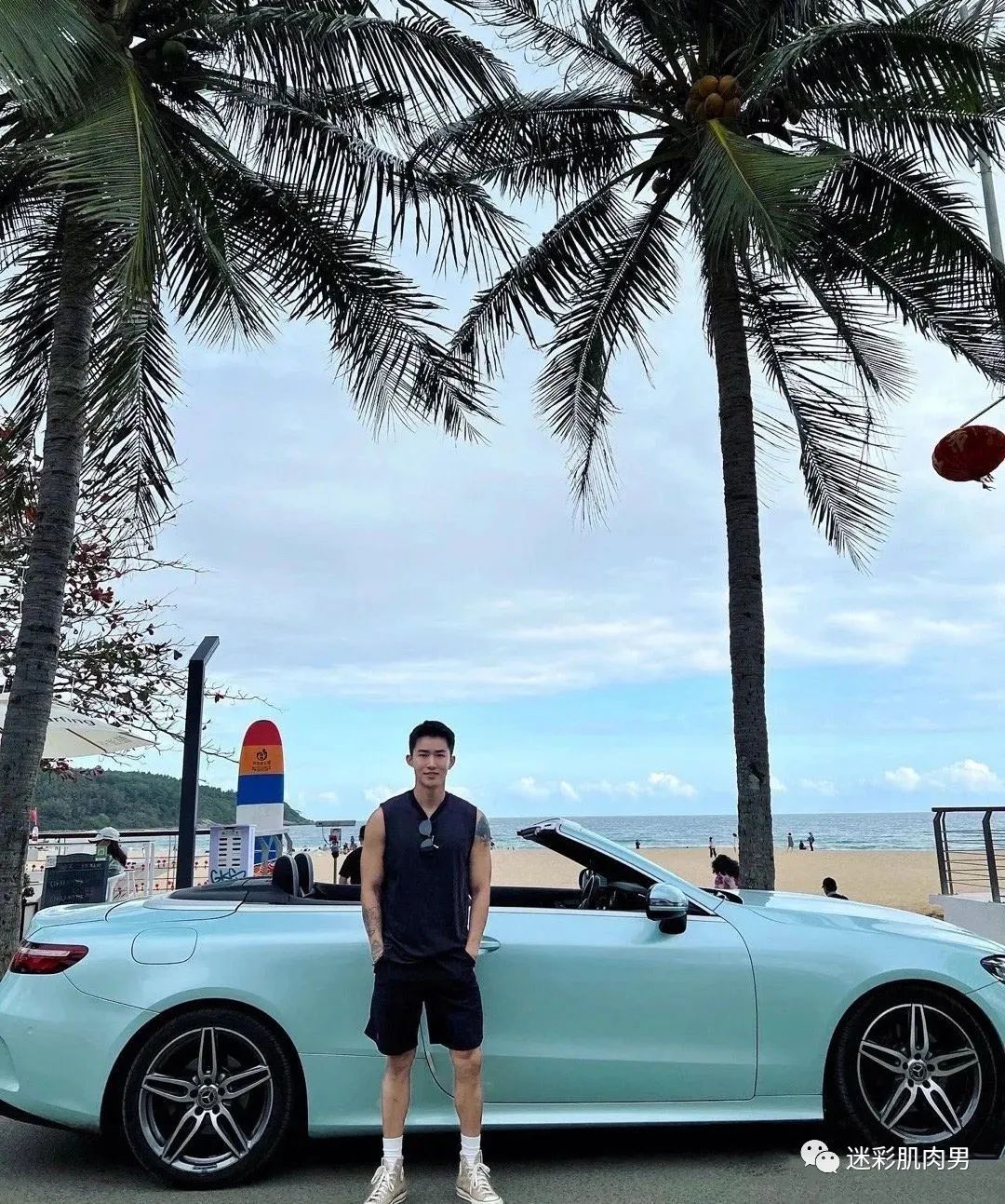 海边的小哥湿身想和他一起去玩水啦