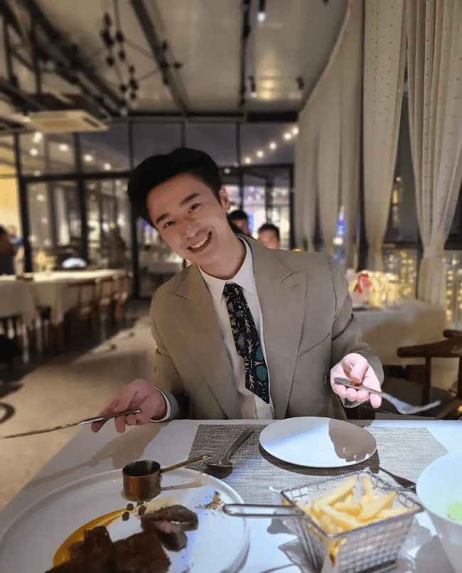 八块腹肌的高颜值语文老师帅呆了！